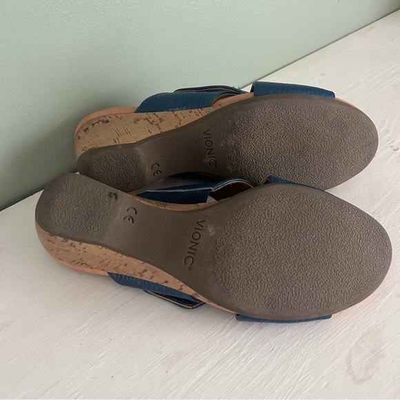 Vionic Leticia blue pebbled leather wedge sandals. Size 7.5 - Picture 4 of 6